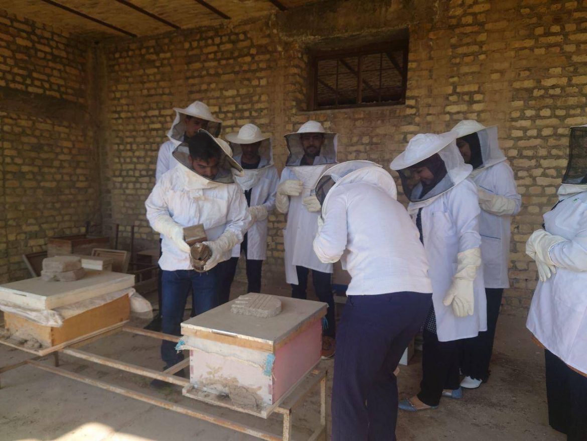 زيارة ميدانية لطلبة المرحلة الثالثة ضمن مادة تربية النحل