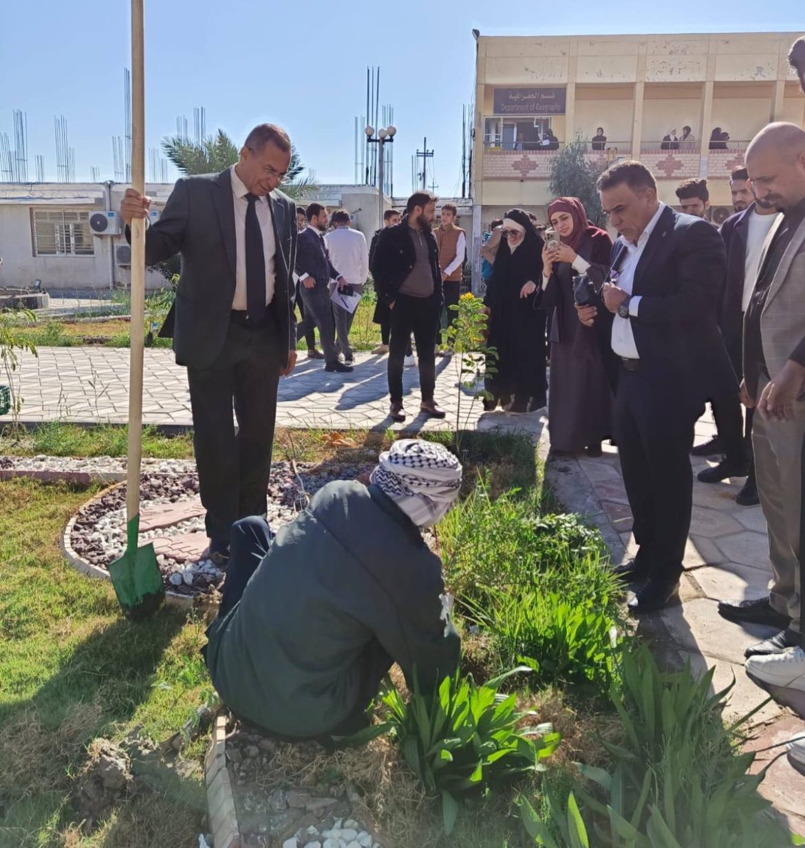 بمشاركة عميد كلية التربية الأساسية قسم اللغة العربية يقوم بحملة تشجير في حدائق الكلية ..