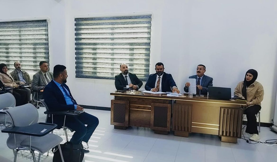 أساتذة كلية التربية الأساسية يشرفون على المحاضرات المصغّرة في دورة طرائق التدريس نحو التعليم المدمج.