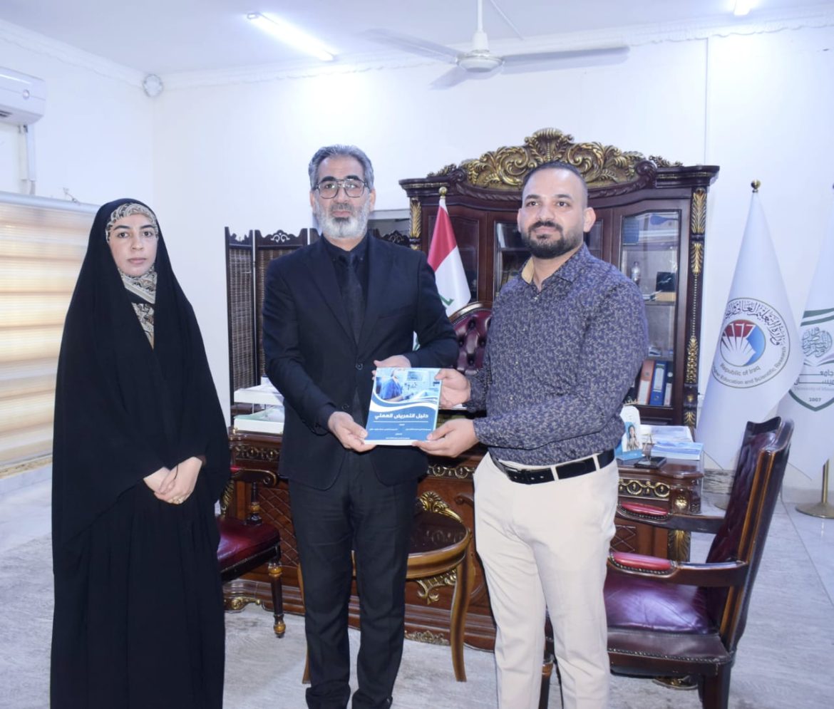 بعد صدور مؤلف علمي عميد كلية التمريض يكرم ممرضان جامعيان