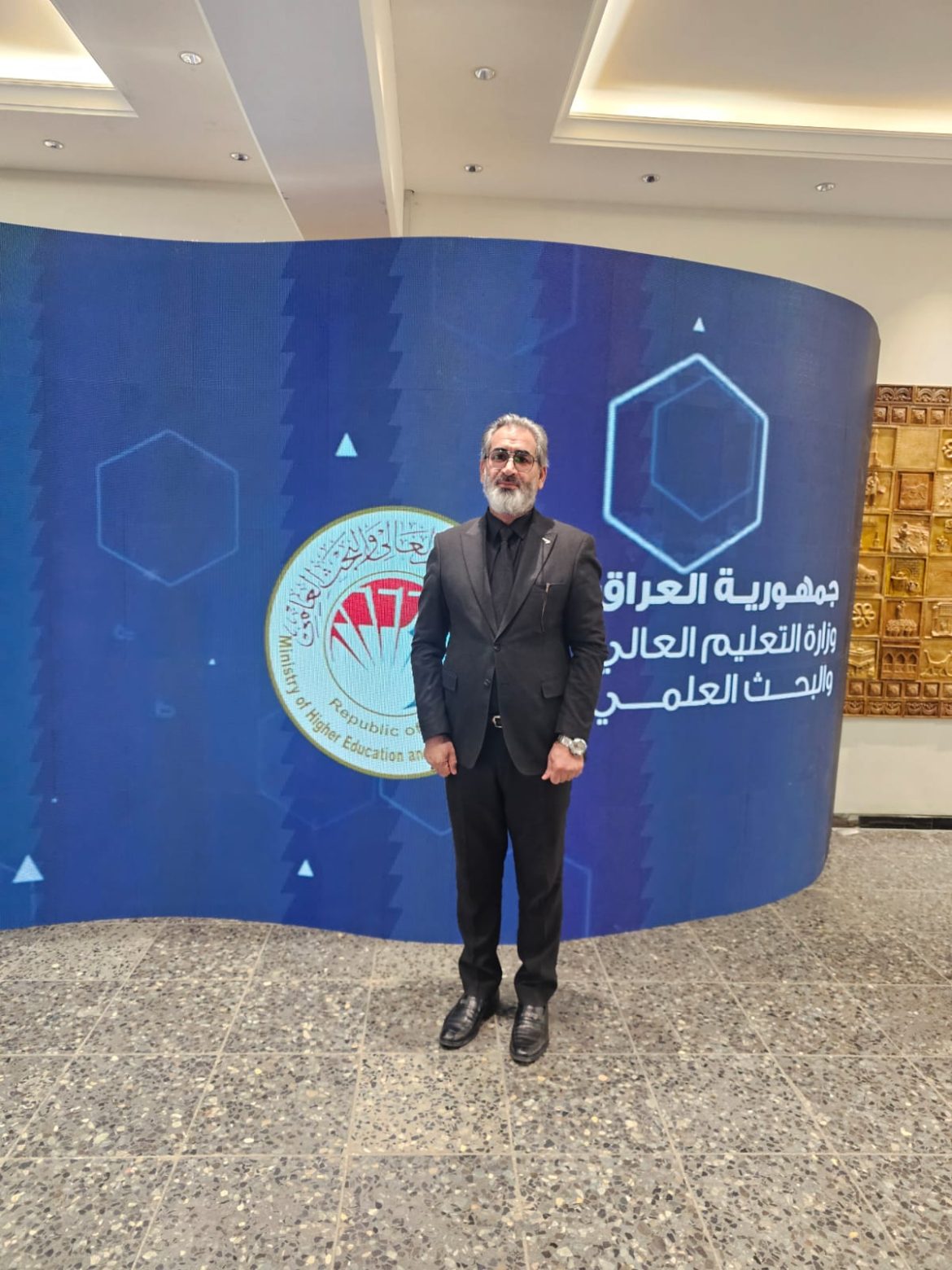 وزير التعليم العالي والبحث العلمي يمنح كتاب شكر وتقدير الى عميد كلية التمريض